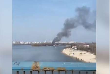 Масштабна пожежа у Києві: горять плавучі дачі (відео)