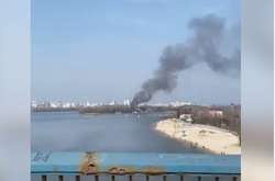 Масштабна пожежа у Києві: горять плавучі дачі (відео)