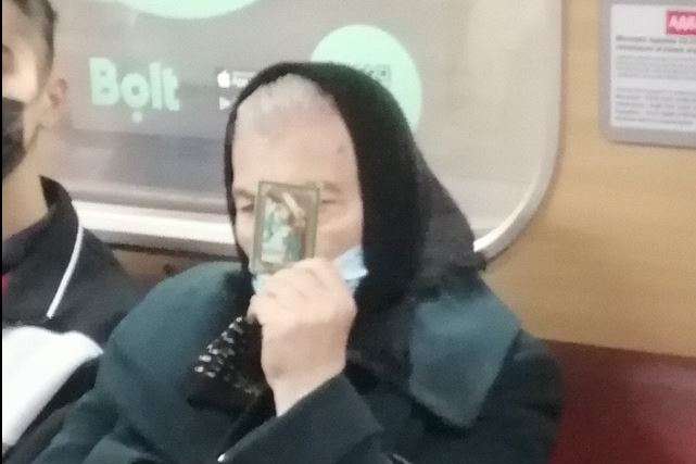 Ікона замість маски: як в метро бабуся захищалась від коронавірусу (фото)