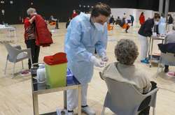 Усіх медиків Італії вакцинують від коронавірусу. Незгодних – звільнять 
