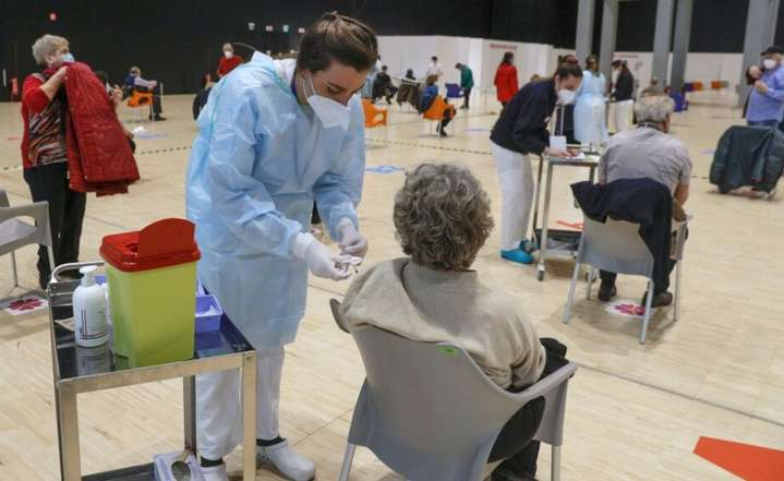Всех медиков Италии вакцинируют от коронавируса. Несогласных – уволят
