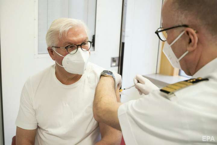 Президент Німеччини зробив щеплення вакциною AstraZeneca