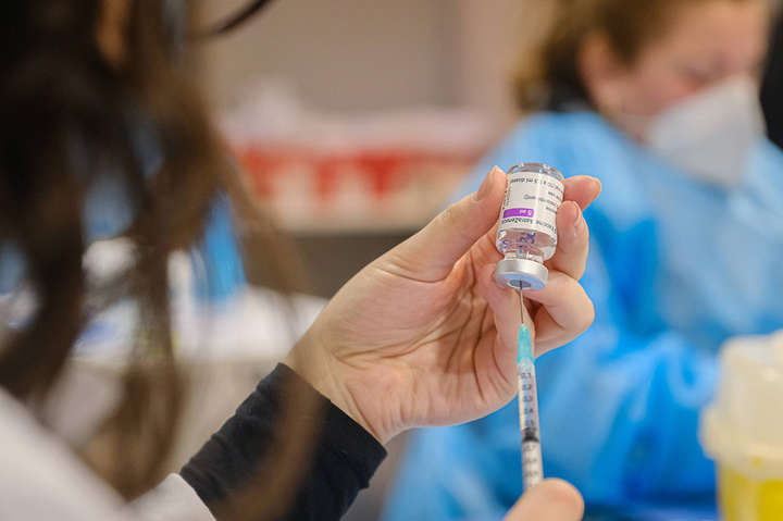 Німецькі експерти сказали, кому не варто колоти другу дозу вакцини AstraZeneca