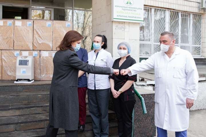 Марина Порошенко передала київським лікарням кисневі концентратори (фото)