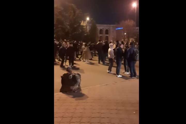 Гуляння у Києві на Контрактовій площі: столична молодь влаштувала вечірку під час епідемії (відео)