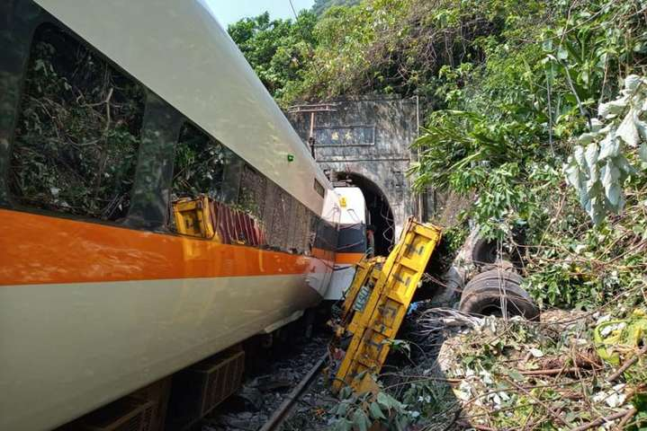 Железнодорожная катастрофа в Тайване: погибли 36 человек (видео)