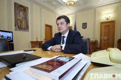 Спікер Ради Дмитро Разумков зауважив, що пропозиції щодо запровадження надзвичайного стану мають виходити від уряду
  