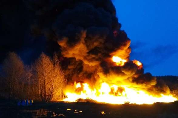 На Івано-Франківщині горіли залишки розлитих нафтопродуктів