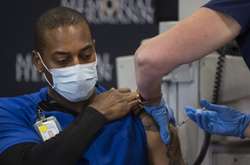 Як мінімум одну дозу препарату отримали 101,8 мільйона осіб з 328 мільйонів американців