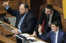 Верховна Рада заплатила 20 млн грн за авіатаксі для Разумкова із Стефанчуком