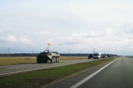 Жителі Мінська зняли на відео колону військової техніки, яка увійшла в місто