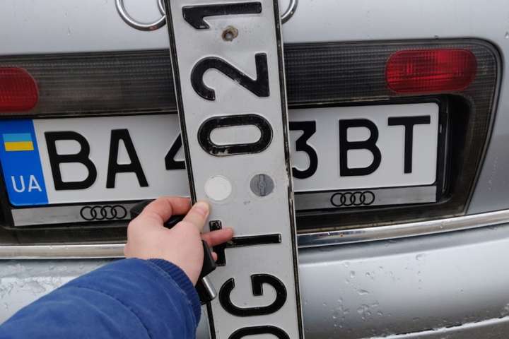 У Києві судитимуть групу шахраїв за підробку сертифікатів для розмитнення авто