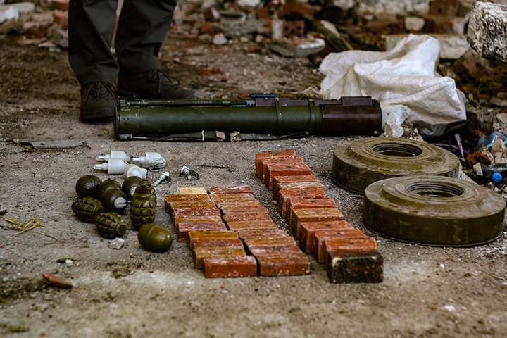 Правоохоронці Донеччини знайшли схрон із зброєю терористів