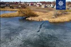 Дитина шубовснула у воду під крихкий лід ставка за 25 метрів від берега