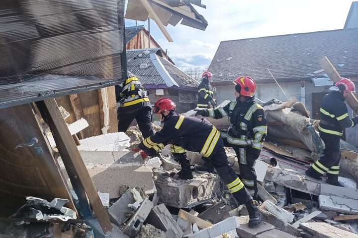 У Києві вибухом зруйнувало гараж, під завалами шукають потерпілих