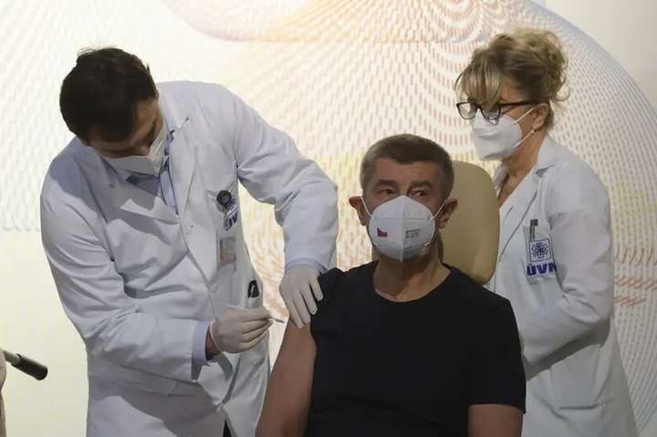 Чеський прем’єр назвав «вимушеною» закупівлю російської вакцини