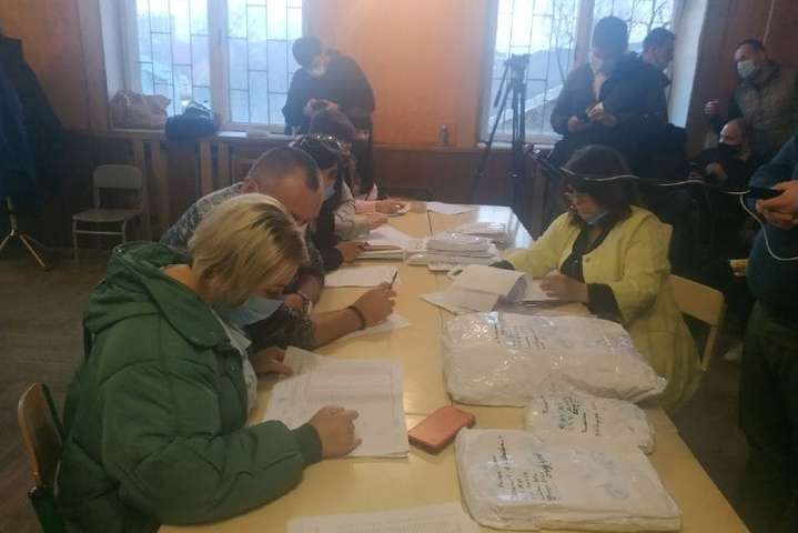 Довибори на Прикарпатті: вже на шести дільницях виявили розбіжності у голосах