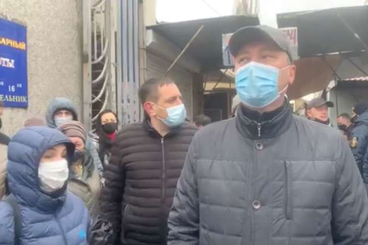 Підприємці вигнали поліцію, яка хотіла закрити ринок у Миколаєві (відео)