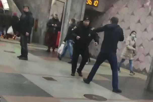 Осатанів через прохання одягти маску: у метро Харкова чоловік напав на поліціянта