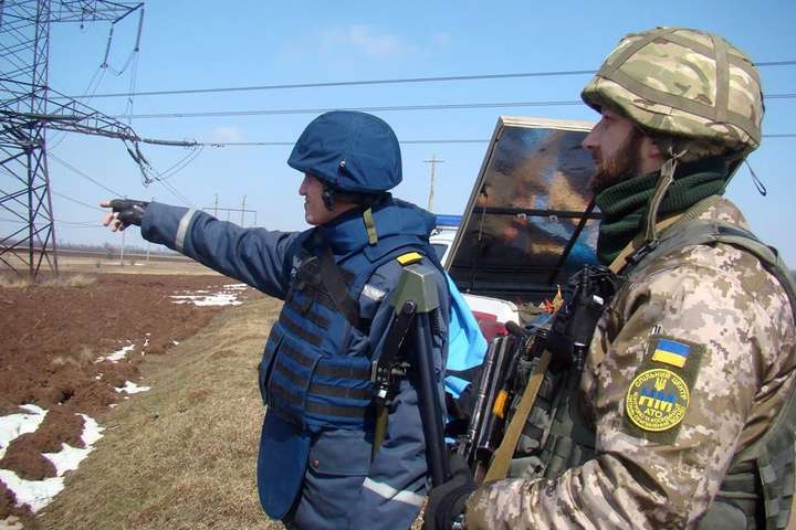 Російська бронетехніка продовжує порушувати лінії відведення на Донбасі