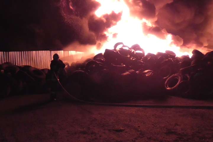 У Сумах сталась масштабна пожежа: горіло звалище шин (фото, відео)