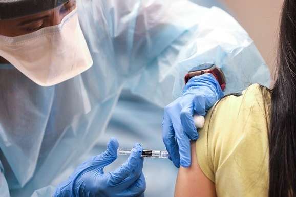 Щеплюють навіть у свята: Німеччина і Франція пришвидшують темпи вакцинації