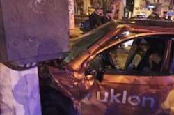 ДТП в Одесі: таксі після зіткнення відкинуло в стовп (фото)