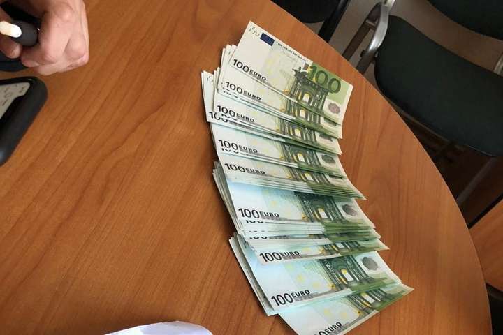СБУ викрила ділків, які збували фальшиві євро великими партіями (фото)