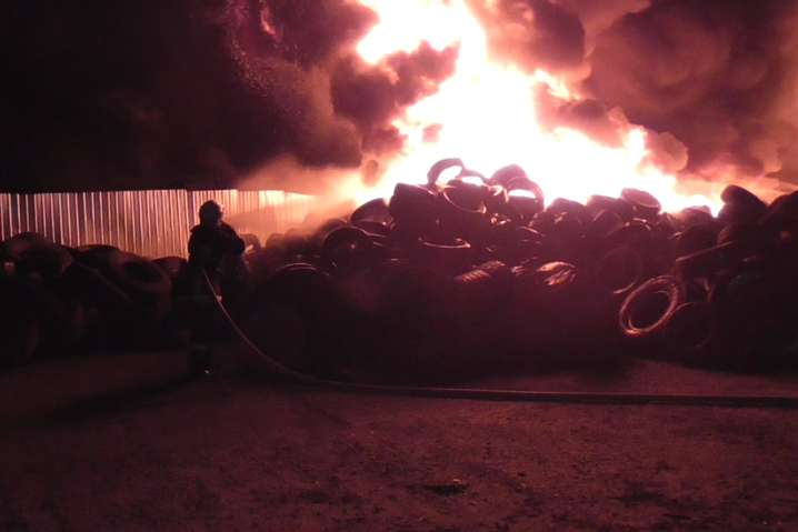 В Сумах произошел масштабный пожар: горела свалка шин (фото, видео)
