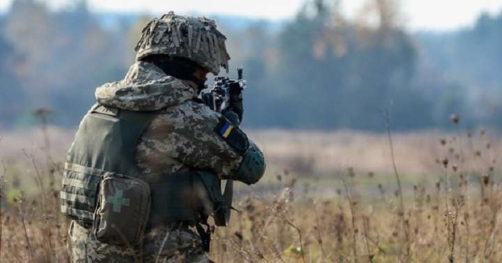 На Донбасі в результаті обстрілу бойовиків загинув військовий