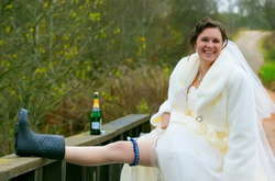 Невеста надела слишком откровенное свадебное платье и вызвала споры в сети