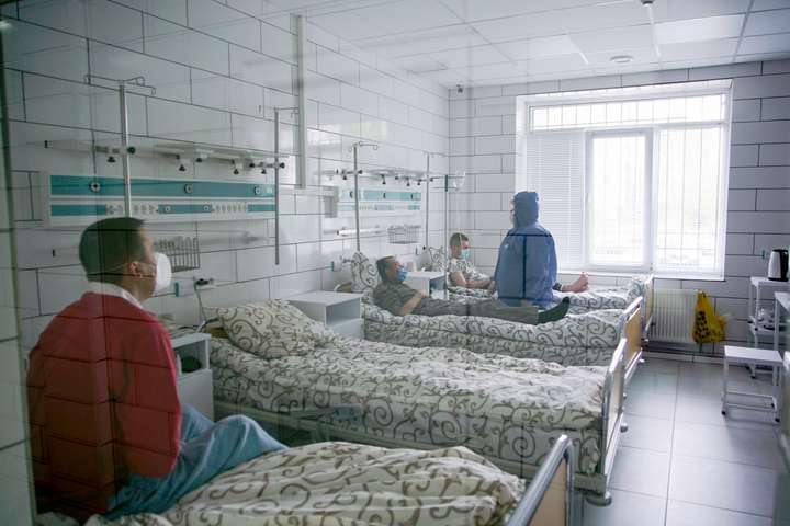 Лише 18% коронавірусних ліжко-місць залишилися вільними у Києві 