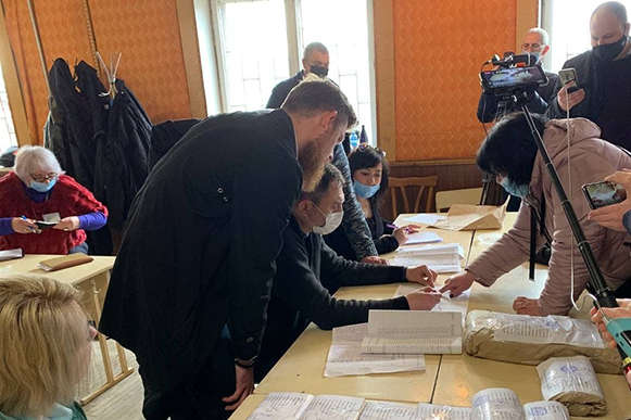 Івано-Франківська облрада вимагає визнати довибори в Раду на 87-му окрузі недійсними