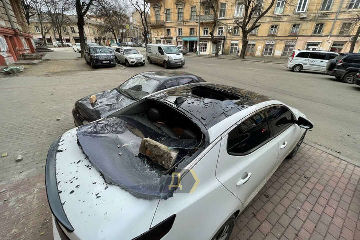 В Одесі понівечило машини уламками фасаду будинку (фото)