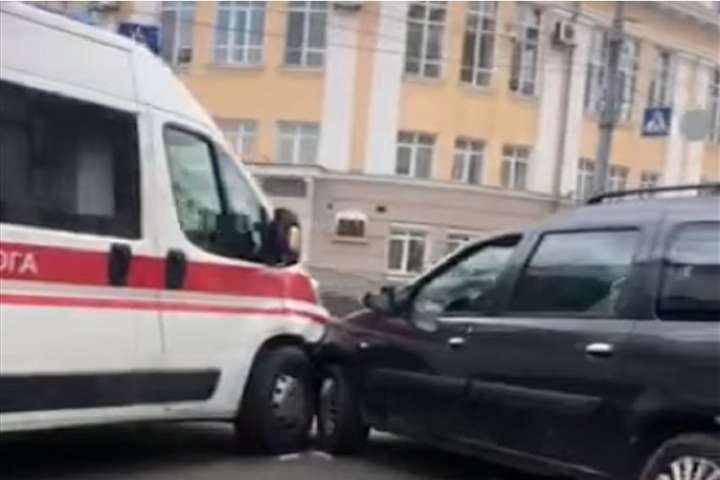 ДТП у Вінниці: швидка допомога зіштовхнулась із легковиком (відео)