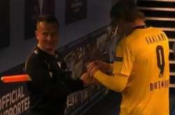 Після гри Ліги чемпіонів у Манчестері арбітр догнав Голанда заради автографа 