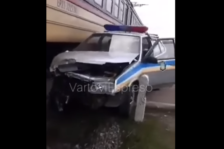 Під Кривим Рогом електричка розтрощила авто поліції (відео)