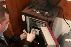 Детективи НАБУ віднайшли предмети, ззовні схожі на антикваріат, документи на ім’я голови ОАСК та його близького родича