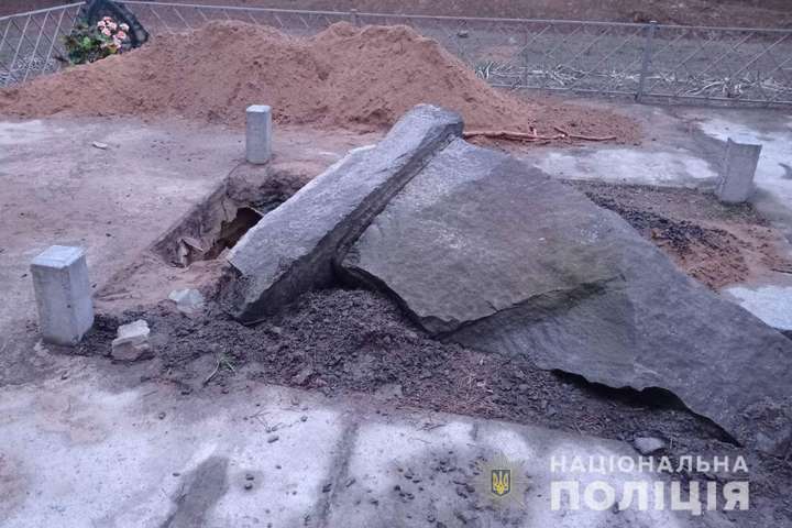 Стела впала. Поліція повідомила про пошкодження меморіального комплексу «Хану Кубрату» на Полтавщині