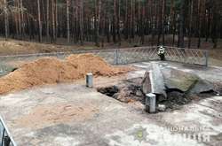 Поліція встановлює осіб, причетних до пошкодження меморіального комплексу