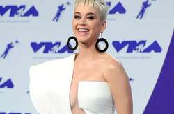 Американская суперзвезда показала волосатые ноги на шоу талантов (фото)