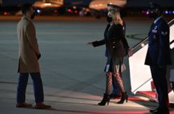 Почему в сети обсуждают чулки жены Байдена