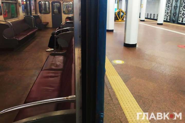 Пасажиропотік столичного метро впав у пʼять разів під час локдауну (фото)