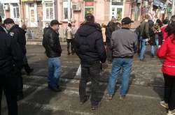 Карантинні протести в Запоріжжі: працівники ринку побилися з поліцією (відео)