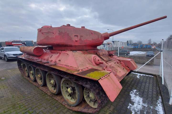 Житель Чехії здав до поліції рожевий танк (фото)