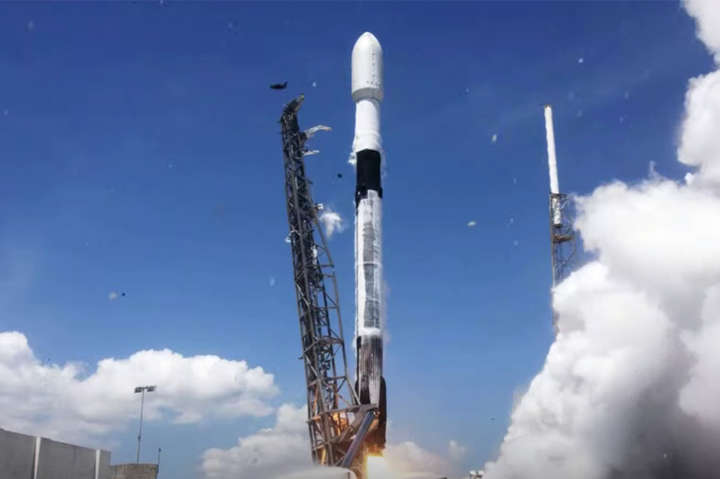 SpaceX запустила ракету-носій з 60 супутниками Starlink