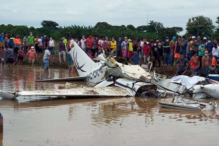 В Еквадорі шестеро людей загинули під час аварії літака