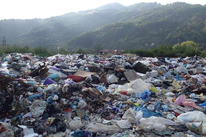 На Закарпатті сміттєвий колапс: із сіл відходи не вивозять, воно потрапляє в річки