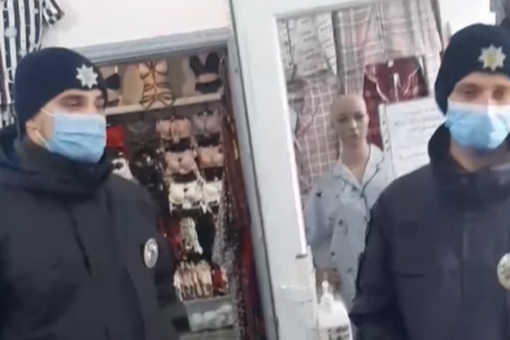 Жінка попросила поліціянтів покинути приміщення її магазину - На Буковині підприємиця вигнала зі свого магазину поліцейських, які прийшли з перевіркою (відео)