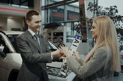 Покупець може відразу отримати номерні знаки та свідоцтво про реєстрацію, не виходячи з автосалону